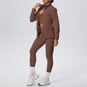 Set yoga marrone scuro in tre pezzi con giacca a zip e leggings sportivi modellanti