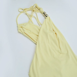 Détail de la bride licou jaune clair avec perles métalliques dorées sur tissu élastique