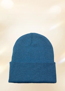 Dettaglio ravvicinato del berretto in maglia acrilica blu navy con trama elastica