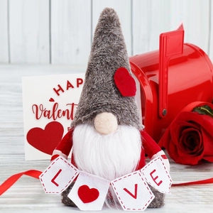 Détail d'un gnome de la Saint-Valentin avec signe LOVE, boîte aux lettres et roses