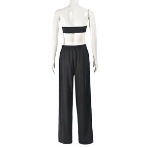 Vue arrière d'un ensemble noir deux pièces avec haut bustier et pantalon taille haute