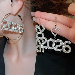 Dettagli macro di orecchini color argento 2026 con strass lucidi e motivo a cuore