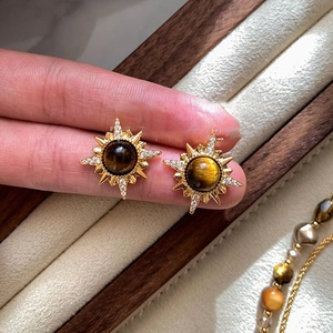 Boucles d'oreilles étoile dorées 18 carats avec œil de tigre et oxydes de zirconium