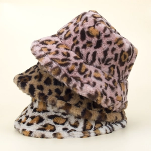 Détail de chapeaux bobs en peluche à motif léopard en rose, marron et blanc doux