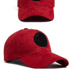 Viste dettagliate della trama in pelle scamosciata rossa e patch in pelle del cappello