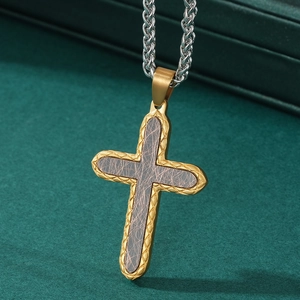 Pendentif croix bicolore pour homme en acier inoxydable avec texture sur fond vert
