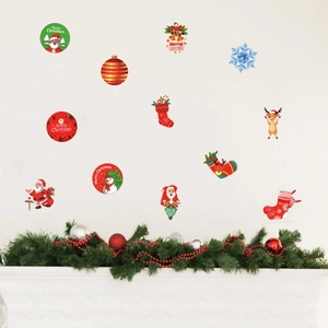 Stickers muraux de Noël avec Père Noël, rennes et flocons de neige sur un mur de fête