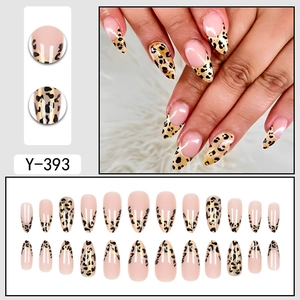 Französische Mandel-Drucknägel mit Leopardenmuster und rosa glänzendem Finish