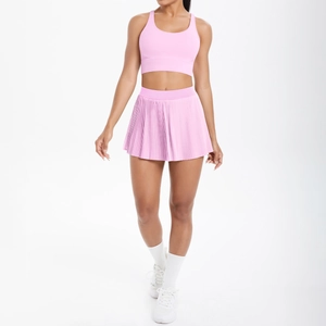 Détail d'une jupe de tennis plissée rose clair et soutien-gorge de sport à dos nageur