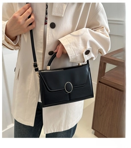 Détails du sac à main classique en cuir noir avec boucle dorée et bandoulière réglable