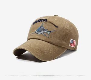 Détail de broderie de requin et écusson drapeau US sur casquette en coton kaki délavé