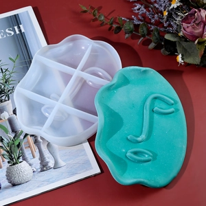 Dettaglio macro dello stampo in silicone per vassoio ondulato con design del viso