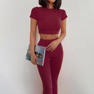 Dettaglio del set crop top in maglia a coste bordeaux scuro e pantaloni abbinati
