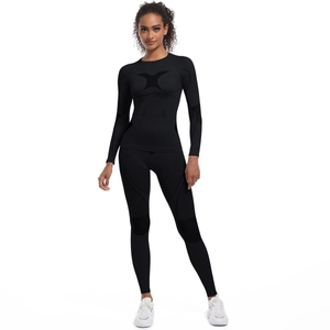 Détails de l'ensemble de yoga noir sans couture avec maille respirante et textures tricot