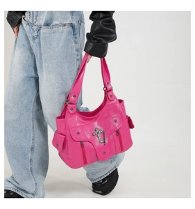 Detailansicht der magentafarbenen Y2K-Tasche mit gotischen Kreuzen und Nieten
