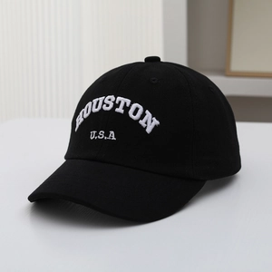 Détail d'une casquette en coton avec broderie Houston USA blanche et visière courbée