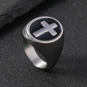 Bague pour homme en acier inoxydable avec pierre noire et détail croix en argent