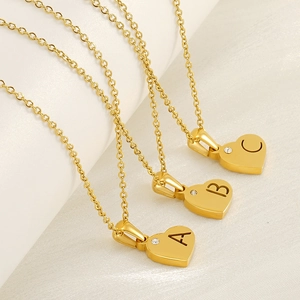 Collier pendentif coeur plaqué or 18K avec lettres A B C gravées sur soie beige