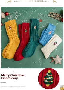 Détail de chaussettes de Noël en lot de 5 avec broderies de bonhomme de neige