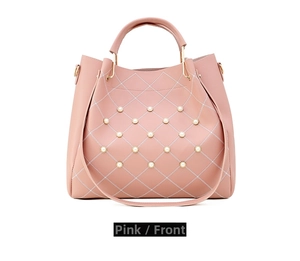 Détails de face d'un sac à main rose matelassé avec des rivets de perles