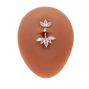 Gros plan d'un piercing de nombril en zircon coeur avec motif lotus sur mannequin