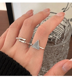 Detalle de anillos de plata s925 ajustable con patrones de bambú y triángulos