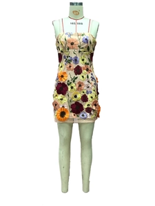Detail von 3D-Blumenstickerei und Netzeinsätzen an einem eleganten beigen Minikleid