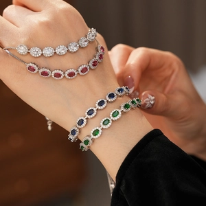 Détail de quatre bracelets vintage ajustables avec pierres de zircone ovales colorées