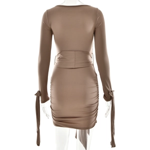 Détail d'une robe marron à manches longues avec fronces et lacets aux poignets