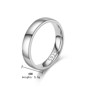Detail shot of 4mm minimalist S925 silver ring with clear weight and material engraving