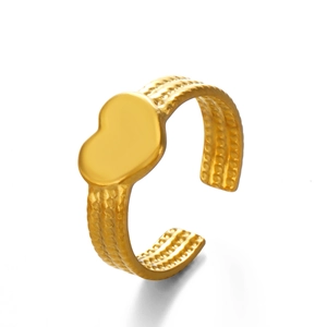 Bague ouverte minimaliste en forme de cœur doré avec anneau texturé sur fond blanc
