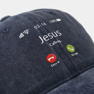 Détails de broderie de l'écran d'appel avec contact Jésus sur une casquette en coton délavé