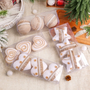 Ornements de Noël en corde de chanvre avec étoiles, cœurs et boules en boîtes cadeaux claires.