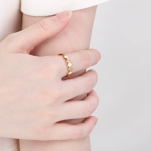 Détail de la bague en acier inoxydable doré 18K avec motifs éventail en émail blanc