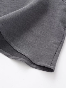 Zoom détaillé sur l'ourlet de robe gris foncé avec texture du tissu et coutures précises