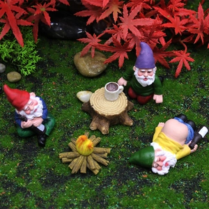 Lustiges Garten-Gnome-Set aus Harz mit betrunkenen Zwergen auf grünem Moosgrund