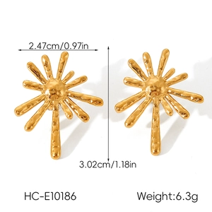 Detailed view of gold five-petal flower earrings with size and weight measurements