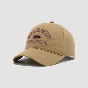 Dettaglio del cappellino bimbo in cotone kaki con ricamo SHERMER 1984 HIGH SCHOOL