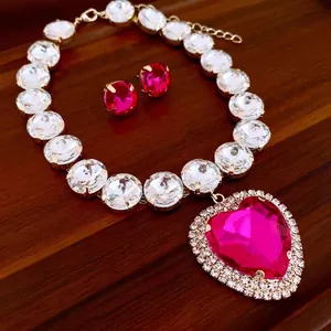 Luxuriöses vergoldetes Schmuckset mit herzförmigem rosa Edelstein und Zirkonia-Halskette