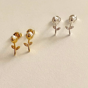 Détail de boucles d'oreilles tulipes avec perles d'eau douce en finitions or et argent