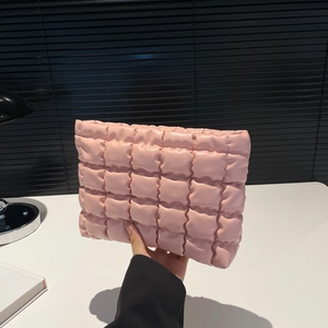 Pochette imbottita rosa con trama a scacchi 3D e design minimalista ed elegante
