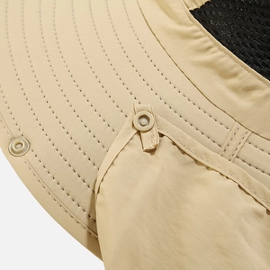 Dettaglio del cappello da sole outdoor con cuciture rinforzate e rete traspirante