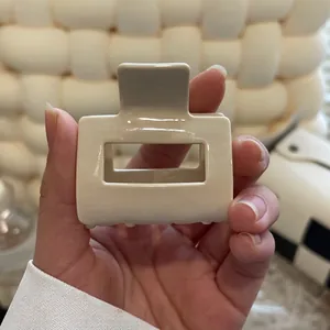 Minimalistische quadratische Haarklammer in Creme mit geometrischem Hohldesign