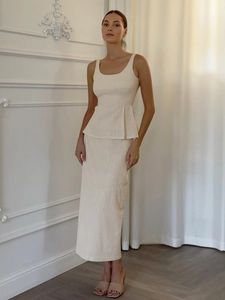 Ensemble chic en lin crème avec haut sans manches à basque et jupe longue fluide