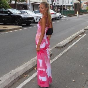 Vue détaillée du dos de la robe longue ajustée à imprimé floral rose pour les vacances