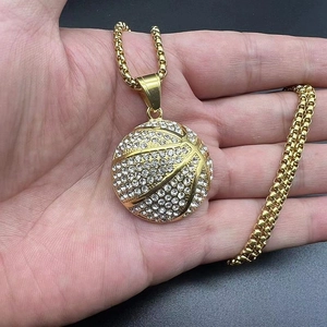 Détail du pendentif basket doré serti de strass brillants avec une chaîne maille vénitienne