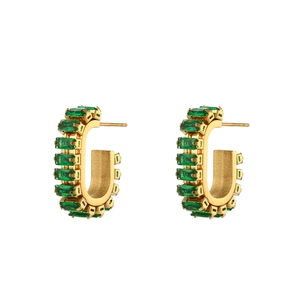 Détail de boucles d'oreilles en C dorées avec pierres de zircon vert émeraude rectangulaires