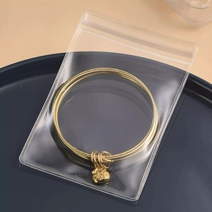 Pochette de rangement bijoux anti-oxydation avec bracelet doré et pendentif chance