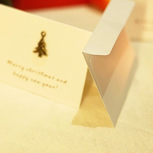 Mini carte de Noël vintage avec breloque sapin en métal doré et vœux chaleureux