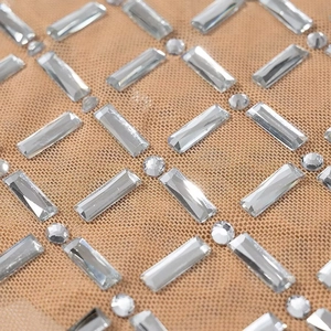 Sexy rückenfreies Neckholder-Kleid aus goldenem Netzstoff mit funkelnden Strasssteinen